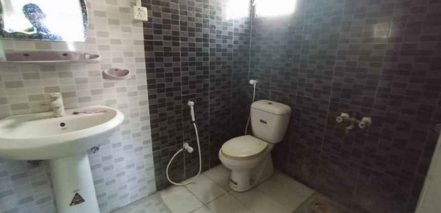 Beautiful 3 bed dd apartment with lift for rent at small bukhari near red apple.